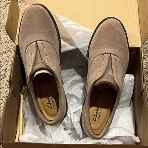 Clarks  women’s airabell sky pebble suede Loafers